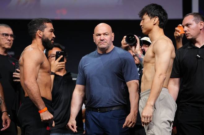 최두호(오른쪽)와 핏불의 페이스오프 장면.(UFC 제공)