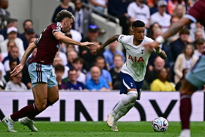 Tottenham Hotspur's Brazilian midfielder #17 Savio runs with the ball during the English Premier League football match between Tottenham Hotspur and Aston Villa at the Tottenham Hotspur Stadium in London, on September 19, 2026. (Photo by Ben STANSALL / AFP) / RESTRICTED TO EDITORIAL USE. No use with unauthorized audio, video, data, fixture lists, club/league logos or 'live' services. Online in-match use limited to 120 images. An additional 40 images may be used in extra time. No video emulation. Social media in-match use limited to 120 images. An additional 40 images may be used in extra time. No use in betting publications, games or single club/league/player publications. /<저작권자(c) 연합뉴스, 무단 전재-재배포, AI 학습 및 활용 금지>
