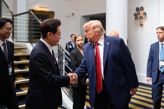 2026년 6월 17일 프랑스 로열 에비앙 호텔에서 열린 G7 회의에서 만난 이재명 대통령과 도널드 트럼프 미국 대통령. 백악관 제공