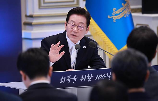 이재명 대통령이 11일 청와대 영빈관에서 열린 취임 100일 기자회견 ‘회복을 위한 100일, 미래를 위한 성장’에서 취재진 질문에 답변하고 있다. 2025.09.11. 뉴시스