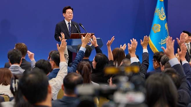 이재명 대통령이 어제(18일) 청와대 영빈관에서 열린 기자회견에서 취재진의 질문을 받고 있다. (청와대)