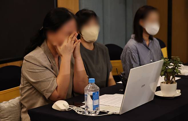 네팔 카트만두 시내의 한 호텔에서 지난 9일 대규모 홍수와 산사태 사고로 실종된 한국인의 가족들(남동발전)이 기자회견을 마친 뒤 밖으로 나서고 있다. 이날 가족들은 긴급구호대가 현장 수색을 종료하고 철수를 준비하고 있다면서 “실질적 수색 포기를 고발한다”고 밝혔다. 연합뉴스