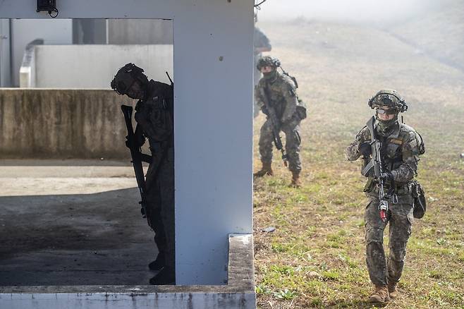 제4회 K-국제 과학화전투 경연대회(K-ICTC)에서 경기에 참가한 장병들이 도시지역 전투 수행 간 은·엄폐하며 이동하고 있다. 사진 제공=육군