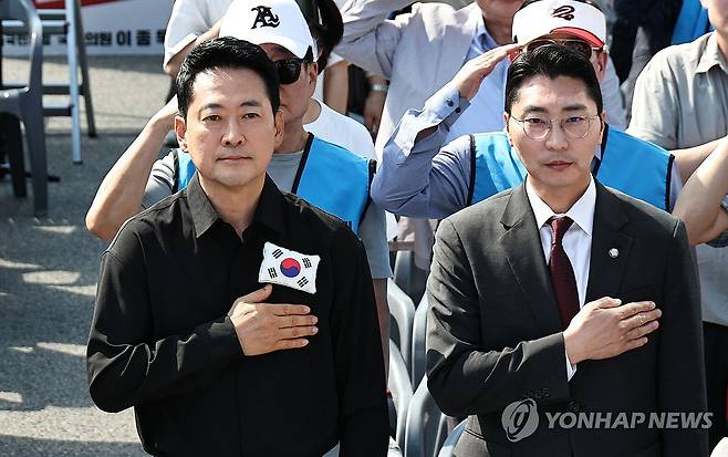 국기에 대한 경례하는 장동혁 대표 (서울=연합뉴스) 김인철 기자 = 국민의힘 장동혁 대표가 19일 서울 종로구 경복궁역 앞에서 열린 사관학교 폐교 저지 범국민 총궐기대회에서 국기에 대한 경례를 하고 있다. 2026.9.19 yatoya@yna.co.kr