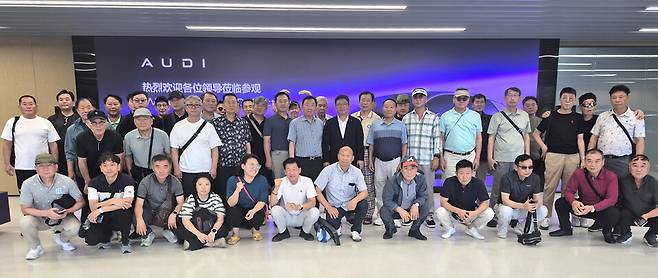 최근 중국 상하이에서 열린 인천법인택시조합 노사정 연수에서 인천지역 법인택시 회사 및 노조 관계자들이 사실상 무인으로 운영되고 있는 아우디 전기차 공장을 견학하고 있다. /사진제공=인천법인택시조합