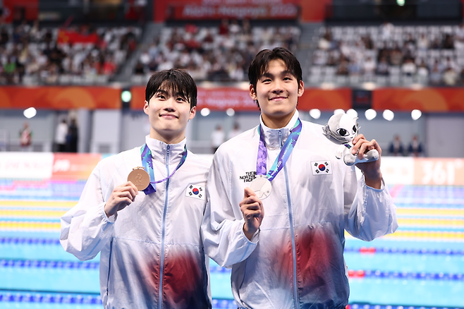 20일 도쿄 아쿠아틱스 센터에서 열린 2026 아이치·나고야 아시안게임 수영 남자 100m 자유형 결승에서 은메달과 동메달을 획득한 한국 김영범, 황선우가 기념촬영하고 있다. 연합