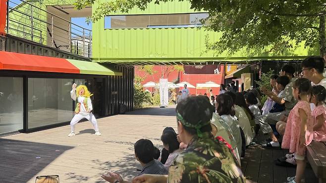 지난 19일 팔복예술장에서 열린 ‘2026 전주예술놀이축제’에 방문한 관람객들이 연극형 야외 예술놀이 ‘돌아온 딱지왕’을 관람중이다. /전현아 기자