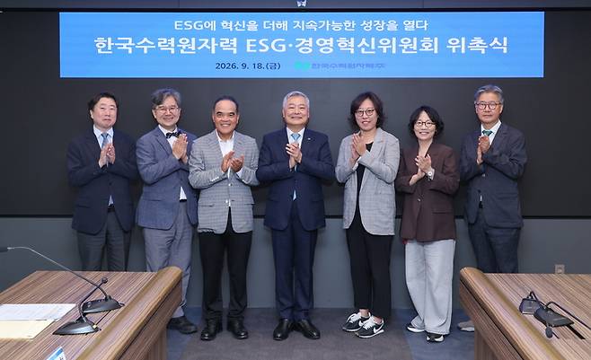 ▲한국수력원자력이 서울 중구 한수원 방사선보건원에서 개최한 '한수원 환경·사회·지배구조(ESG)·경영혁신 위원회' 첫 회의에서 유연백 한수원 비상임이사와 김회천 한수원 사장(왼쪽에서 세번째부터)을 비롯한 참석자들이 기념 사진을 찍고 있다. 사진=한국수력원자력
