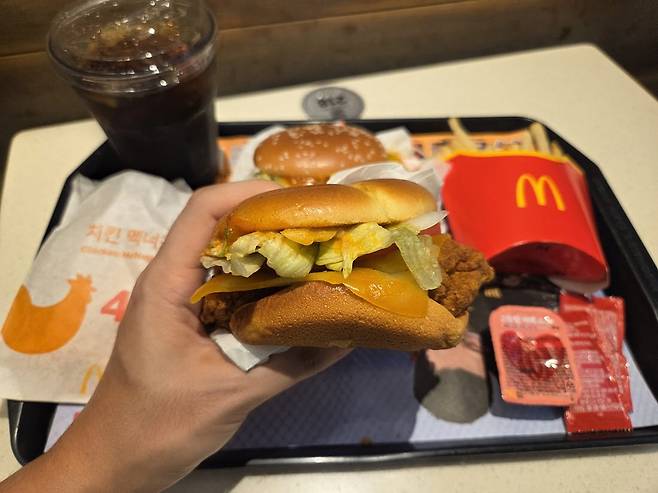 맥도날드 매장에서 맛본 ‘맥크리스피 고추장 버터’. 포테이토 브리오쉬번 사이에 통닭다리살 케이준 패티와 콜비잭 치즈, 양상추 등이 들어 있다. (사진=한전진 기자)