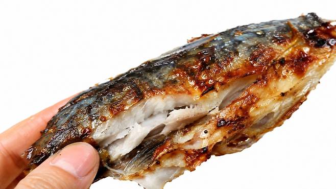 혈관 건강을 유지하려면 금연과 규칙적인 운동, 적정 체중 관리와 함께 균형 잡힌 식사를 실천하는 것이 중요하며, 비트·등푸른 생선·석류·마늘·카옌페퍼 등은 혈관 확장과 혈류 유지, 혈중 지질 관리 등에 관여하는 성분을 함유한 식품으로 연구돼 왔다|출처: Chat GPT 생성