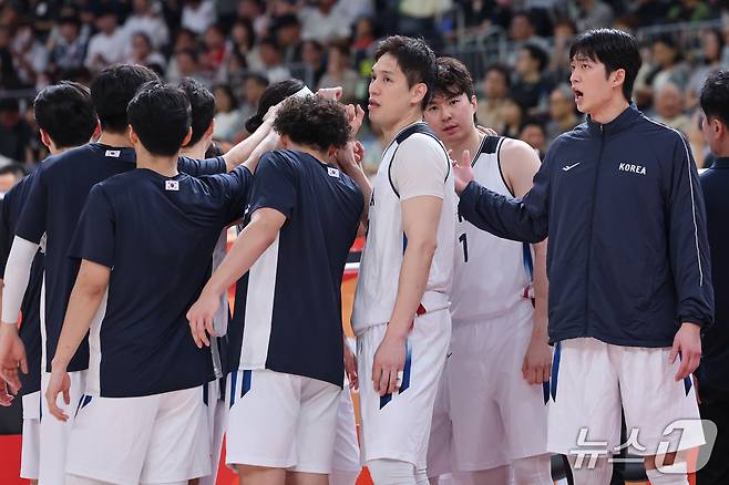 18일 일본 나고야 아이치인터내셔널 아레나에서 열린 2026 아이치·나고야 아시안게임 남자농구 준결승 대한민국과 이란의 경기, 이현중, 장재석 등 한국 선수들이 결의를 다지고 있다. 2026.9.18 ⓒ 뉴스1 안은나 기자