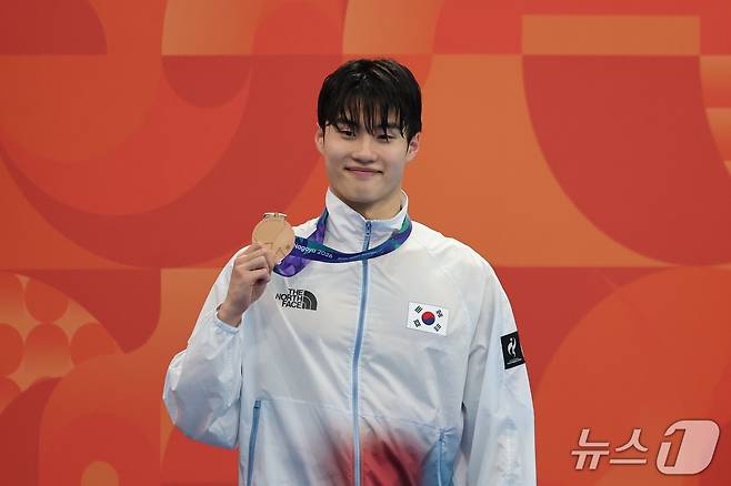 20일 도쿄 아쿠아틱스 센터에서 열린 2026 아이치·나고야 아시안게임 수영 남자 100m 자유형 시상식에서 동메달을 획득한 황선우가 메달을 들어보이고 있다. 2026.9.20 ⓒ 뉴스1 김민지 기자
