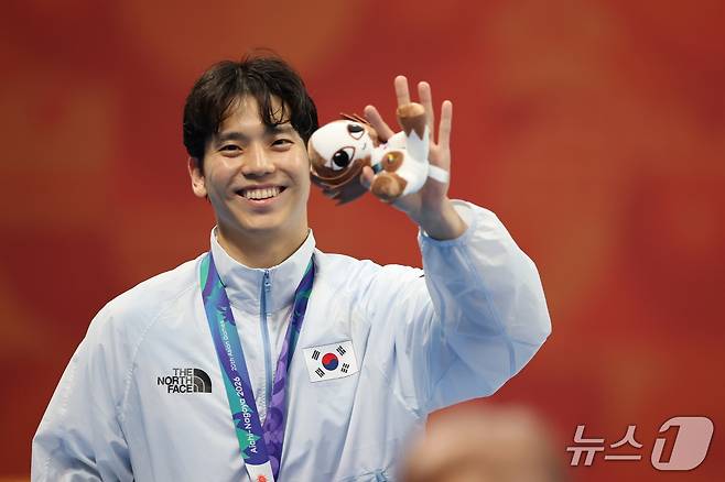20일 도쿄 아쿠아틱스 센터에서 열린 2026 아이치·나고야 아시안게임 수영 남자 배영 100m 시상식에서 동메달을 획득한 이주호가 관중석을 향해 인사를 하고 있다.2026.9.20 ⓒ 뉴스1 김민지 기자