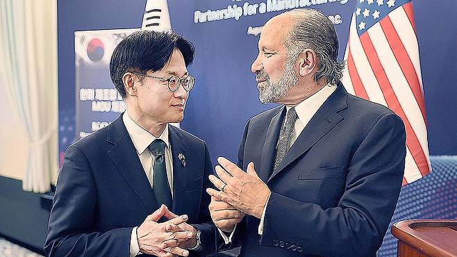 김정관 산업통상자원부 장관이 지난 8월 26일(한국시간) 미국 워싱턴 D.C. 월라드 인터콘티넨탈 호텔에서 열린 '한미 제조업 파트너십 MOU 체결식'에 참석해 하워드 러트닉 미국 상무부 장관과 대화를 나누고 있다. 뉴스1