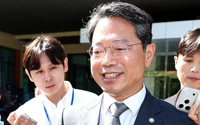 김승원 법무부 장관 후보자가 19일 오전 서울 여의도 국회 소통관에서 기자회견을 마치고 이동하고 있다. 이날 김 후보자는 후보직을 사퇴했다. 뉴시스