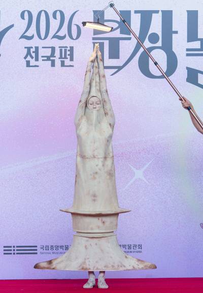‘간돌검’으로 변신한 이혜정씨가 뾰족한 검의 형상을 표현하고 있다. 국립중앙박물관 제공