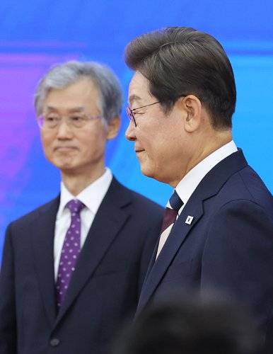 이재명 대통령(오른쪽)이 6월 4일 서울 여의도 국회 로텐더홀에서 제21대 대통령 취임 선서를 마친 뒤 이동하고 있다. 왼쪽은 조희대 대법원장. 뉴스1