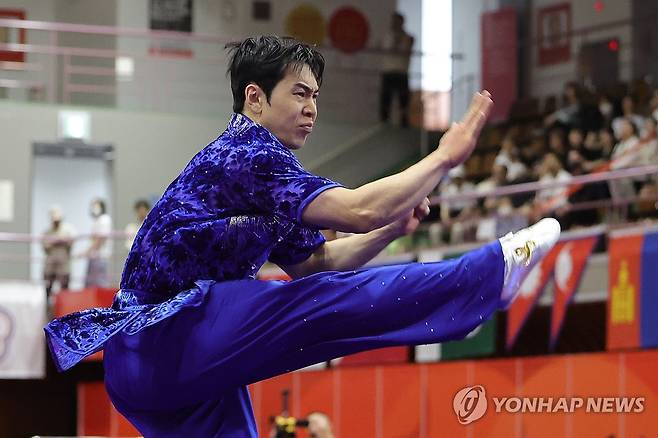 이용현 '날듯이' (나고야=연합뉴스) 서대연 기자 = 20일 일본 나고야 아이치현 무도관에서 열린 2026 아이치·나고야 아시안게임 우슈 남자 장권 결선에서 한국 이용현이 연기를 펼치고 있다. 2026.9.20 dwise@yna.co.kr