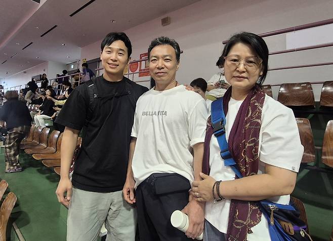 우슈 이용현의 가족 (나고야=연합뉴스) 김경윤 기자 = 우슈 국가대표 이용현의 아버지인 이정민(가운데), 모친 김민서(오른쪽)씨와 동생인 전 우슈 국가대표 이용문이 20일 일본 나고야 아이치현 무도관 관중석에서 포즈를 취하고 있다. 2026.9.20. cycle@yna.co.kr