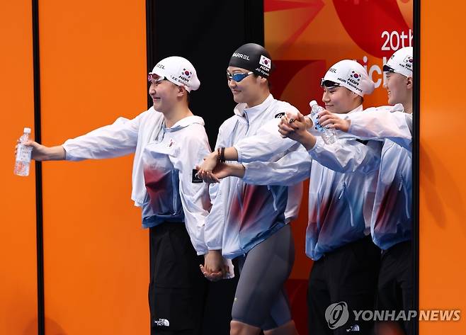 입장하는 여자 4x100m 자유형 계영 선수들 (도쿄=연합뉴스) 윤동진 기자 = 20일 도쿄 아쿠아틱스 센터에서 열린 2026 아이치·나고야 아시안게임 수영 여자 4x100m 자유형 계영 결승. 한국 선수들이 입장하고 있다. 2026.9.20 mon@yna.co.kr