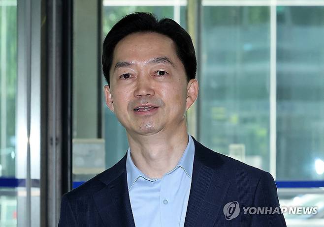 출근하는 김지용 중수청장 후보자 (서울=연합뉴스) 이진욱 기자 = 김지용 초대 중대범죄수사청장 후보자가 17일 서울 종로구에 마련된 사무실로 출근하고 있다. 2026.9.17 cityboy@yna.co.kr