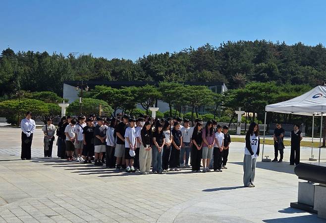 21일 전남광주 북구 국립5·18민주묘지를 찾은 경기도 부천부안초등학교 학생들이 추모탑 앞에서 묵념하며 오월 영령들의 넋을 기리고 있다. /윤태민 기자 ytm@namdonews.com