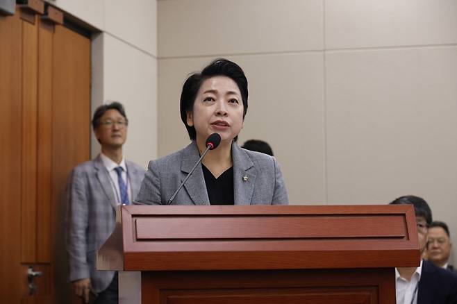21일 황정아 더불어민주당 의원(사진)이 과학기술정보통신부로부터 제출받아 공개한 '연도별 상반기 취약계층 통신요금 감면 현황' 자료에 따르면 미감면자 수는 2024년 202만명, 2025년 205만명, 2026년 210만명으로 지속적으로 증가했다. / 황정아 의원실