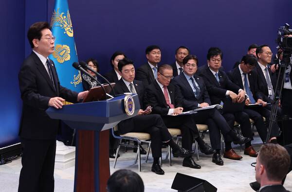 18일 청와대 영빈관에서 열린 기자회견에서 참모진이 이재명 대통령의 발언을 듣고 있다. 2026.9.18. 연합뉴스
