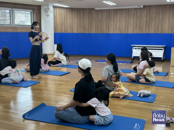 영유아가정행복증진맞춤형지원사업 사후프로그램 '북토리플레이'에 참여한 부모와 자녀가 함께 요가클래스에 참여하고 있다. ⓒ강북구육아종합지원센터