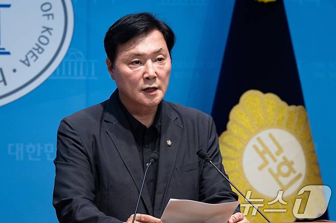 조계원 더불어민주당 대변인이 23일 서울 여의도 국회 소통관에서 북극항로 첫 시범운항 관련 브리핑을 하고 있다. 2026.8.23 ⓒ 뉴스1 유승관 기자