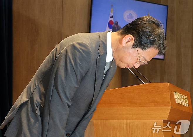 김승원 법무부 장관 후보자가 지난 19일 서울 영등포구 여의도 국회 소통관에서 후보자직 사퇴 기자회견을 마친 뒤 고개 숙여 인사하고 있다. 2026.9.19 ⓒ 뉴스1 김진환 기자