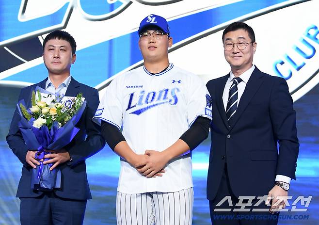2027 KBO 신인 드래프트가 21일 서울 송파구 롯데호텔 월드 크리스탈볼룸에서 열렸다. 삼성에 1라운드 지명된 광주진흥고 김민훈이 이종열 단장과 기념촬영을 하고 있다. 잠실=박재만 기자 pjm@sportschosun.com/2026.09.21/