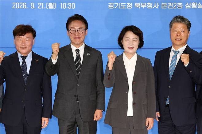 김민석 더불어민주당 대표와 추미애 경기도지사 등이 21일 오전 경기도 의정부 경기도청 북부청사에서 열린 2026 더불어민주당-경기도 예산정책협의회에서 기념촬영을 하고 있다. ⓒ데일리안 홍금표 기자