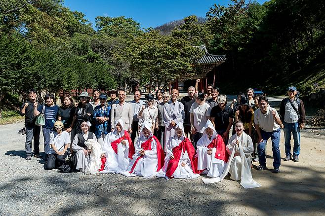 그린피스 서울사무소와 안동환경운동연합, 불교환경연대, 서울환경연합, 생명다양성재단이 21일 경북 의성군 고운사에서 개최한 ‘자연복원 프로젝트 1주년 기념행사’에서 관계자들이 기념사진을 촬영하고 있다. 그린피스 제공