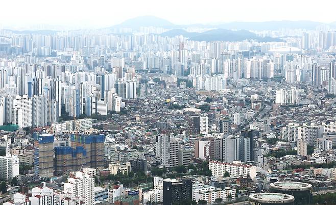 지난달 30일 서울 영등포구 여의도 63빌딩 전망대에서 바라본 시내 곳곳에 자리 잡은 아파트 전경. 연합뉴스
