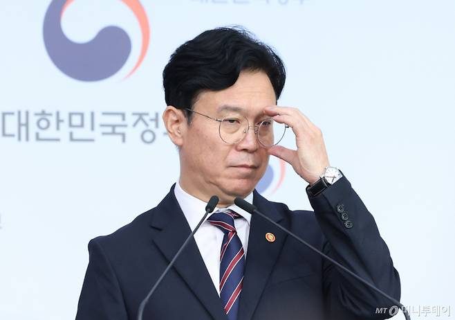 김영훈 고용노동부 장관이 지난 15일 서울 종로구 정부서울청사 별관에서 메가특구 특별법 관련 사회적 대화 제안 발표를 하며 안경을 고쳐쓰고 있다. /사진=뉴시스
