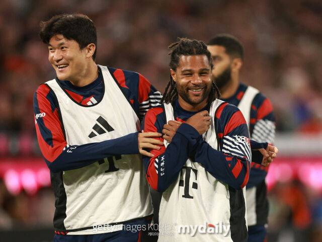 바이에른 뮌헨의 김민재(왼쪽)와 나브리가 우니온 베를린과의 2026-27시즌 분데스리가 4라운드에서 웃고있다./게티이미지코리아