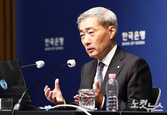신현송 한국은행 총재가 지난달 27일 서울 중구 한국은행에서 열린 금융통화위원회 통화정책방향 회의에서 기준금리를 연 3%로 연속 인상한 뒤 기자간담회에서 기자들의 질의에 답하고 있다. 사진공동취재단