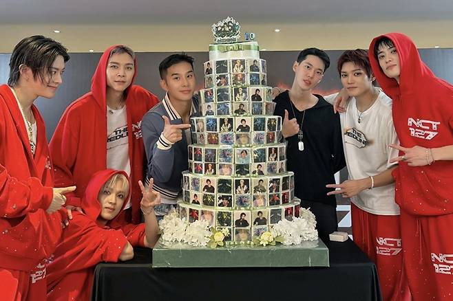 도영이 준비한 10주년 기념 떡 케이크 앞에서 NCT 127 완전체가 기념 사진을 찍은 모습. NCT 127 공식 트위터