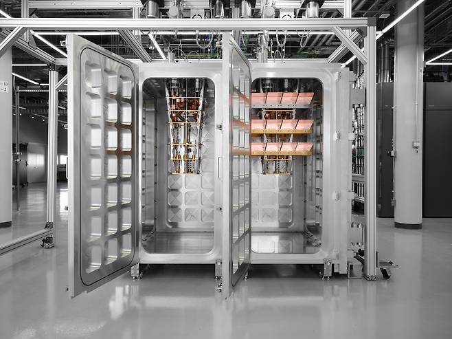 IBM의 양자컴퓨터용 극저온 모듈형 아키텍처를 나란히 배치한 모습. IBM