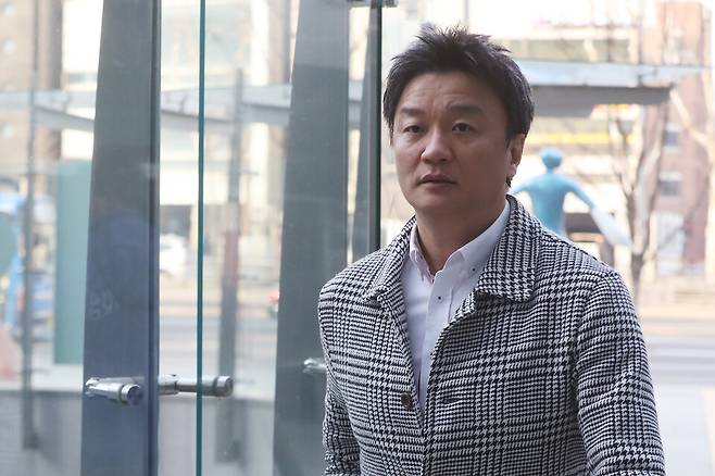 임우재 전 삼성전기 고문이 2017년 3월 이부진 호텔신라 사장과의 이혼소송 졍식 변론을 위해 서울가정법원에 들어서고 있다. ⓒ연합뉴스