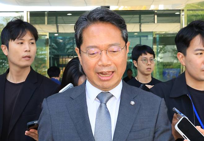 김승원 법무부 장관 후보자가 19일 사퇴 기자회견을 마치고 국회 소통관을 나서고 있다. 연합뉴스