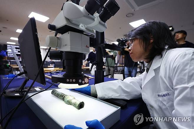 우리나라에서 가장 오래된 화약무기 '황자화통' 공개 (서울=연합뉴스) 진연수 기자 = 21일 서울 종로구 국립고궁박물관에서 국립나주문화연구소 관계자들이 실체현미경을 통해 유물을 확인하고 있다.
국립나주문화연구소는 나주 금성산에서 발견된 화약 무기 '황자화통'을 조사해 몸체에 새겨진 28자의 명문(글자)을 확인했다. '황자화통'은 고려 말~조선 초에 만들어진 소형 화약 무기 실물이자 한국 화기 발달사를 새롭게 쓸 보물급 자료로 평가된다. 2026.9.21 jin90@yna.co.kr
