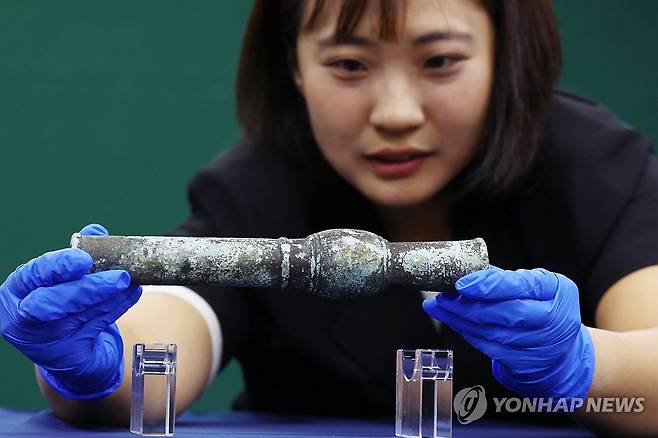 우리나라에서 가장 오래된 화약무기 '황자화통' (서울=연합뉴스) 진연수 기자 = 21일 서울 종로구 국립고궁박물관에서 국립나주문화연구소 관계자가 우리나라에서 가장 오래된 화약무기 '황자화통'을 공개하고 있다.
국립나주문화연구소는 나주 금성산에서 발견된 화약 무기 '황자화통'을 조사해 몸체에 새겨진 28자의 명문(글자)을 확인했다. '황자화통'은 고려 말~조선 초에 만들어진 소형 화약 무기 실물이자 한국 화기 발달사를 새롭게 쓸 보물급 자료로 평가된다. 2026.9.21 jin90@yna.co.kr
