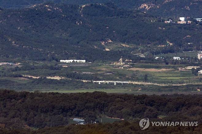 적막한 DMZ (파주=연합뉴스) 임병식 기자 = 북한이 한미일 다영역 연합훈련 '프리덤 에지' 등을 비난하고 나선 가운데 8일 경기도 파주시 접경지역에서 바라본 서부전선 비무장지대(DMZ)에서 북측이 쌓은 방벽 일대가 적막하다. 2026.9.8 andphotodo@yna.co.kr