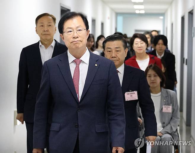 국민의힘, '김승원 신약 청탁 의혹' 식약처 항의 방문 (청주=연합뉴스) 이성민 기자 = 국회 보건복지위원회 이만희 위원장 등 국민의힘 의원들이 더불어민주당 김승원 의원의 코로나19 치료제 임상시험 승인 청탁 의혹과 관련해 21일 오후 충북 청주시 식품의약안전처 임상정책과를 항의 방문하고 있다. 2026.9.21 chase_arete@yna.co.kr