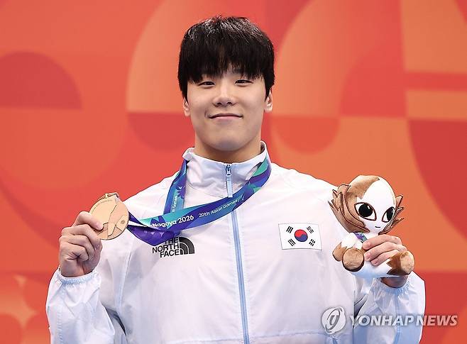 동메달 든 지유찬 (도쿄=연합뉴스) 윤동진 기자 = 21일 도쿄 아쿠아틱스 센터에서 열린 2026 아이치·나고야 아시안게임 수영 남자 50m 개인 자유형 결승. 동메달을 획득한 한국 지유찬이 메달을 들고 기념촬영을 하고 있다. 2026.9.21 mon@yna.co.kr