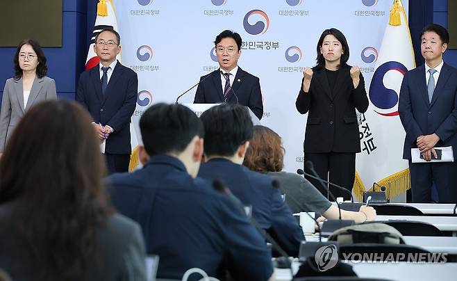 메가특구 특별법 관련 사회적 대화 제안하는 김영훈 고용노동부 장관 (서울=연합뉴스) 안정원 기자 = 김영훈 고용노동부 장관이 지난 15일 서울 종로구 정부서울청사에서 . 메가특구 연구직 대상 주 52시간 예외적용, 파견근로 가능업무 확대 등 노동규제 완화 등을 내용으로 한 '메가특구 특별법 관련 사회적 대화 제안' 브리핑을 하고 있다. 2026.9.15 jeong@yna.co.kr