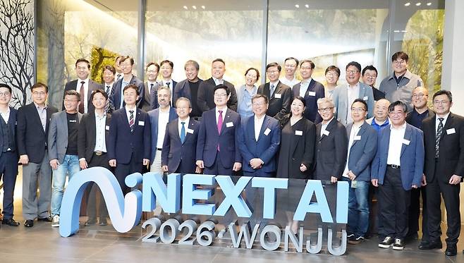 ◇'NEXT AI 2026 WONJU’ 포럼이 지난 17일 원주 인터불고에서 구자열 원주시장과 송기헌 국회 과학기술정보방송통신위원장, 문정환 원주시의장 등과 함께 엔비디아와 슈퍼마이크로 등 글로벌 AI 기업 전문가들이 참여한 가운데 열렸다.