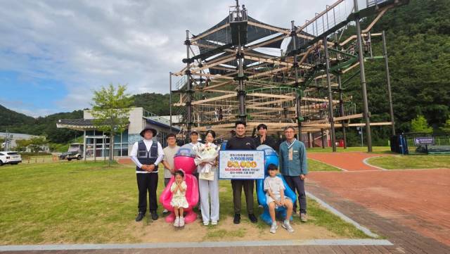 청도신화랑풍류마을 스카이트레일 5만 번째 이용객이 된 양모 씨의 가족들이 즐거워하고 있다.